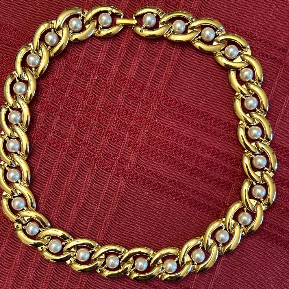 Elegant Gold and Pearl Necklace